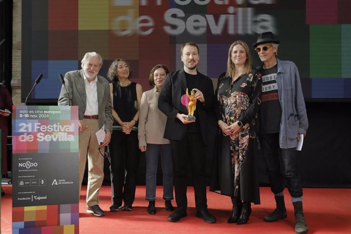 Archivo - Angie Moreno, junto a Gints Zilbalodis, director de la película Flow y el actor Jeremy Irons, durante la entrega del premio Puerta América en la pasada edición del Festival de Cine Europeo de Sevilla.