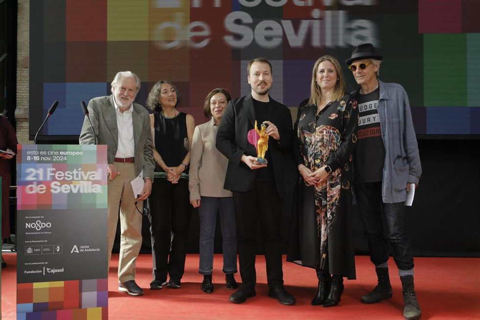 Archivo - Angie Moreno, junto a Gints Zilbalodis, director de la película Flow y el actor Jeremy Irons, durante la entrega del premio Puerta América en la pasada edición del Festival de Cine Europeo de Sevilla.