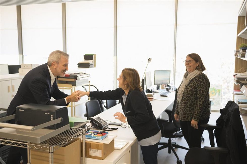El alcalde Jaume Collboni visita trabajadores en el distrito de Sarri-Sant Gervasi