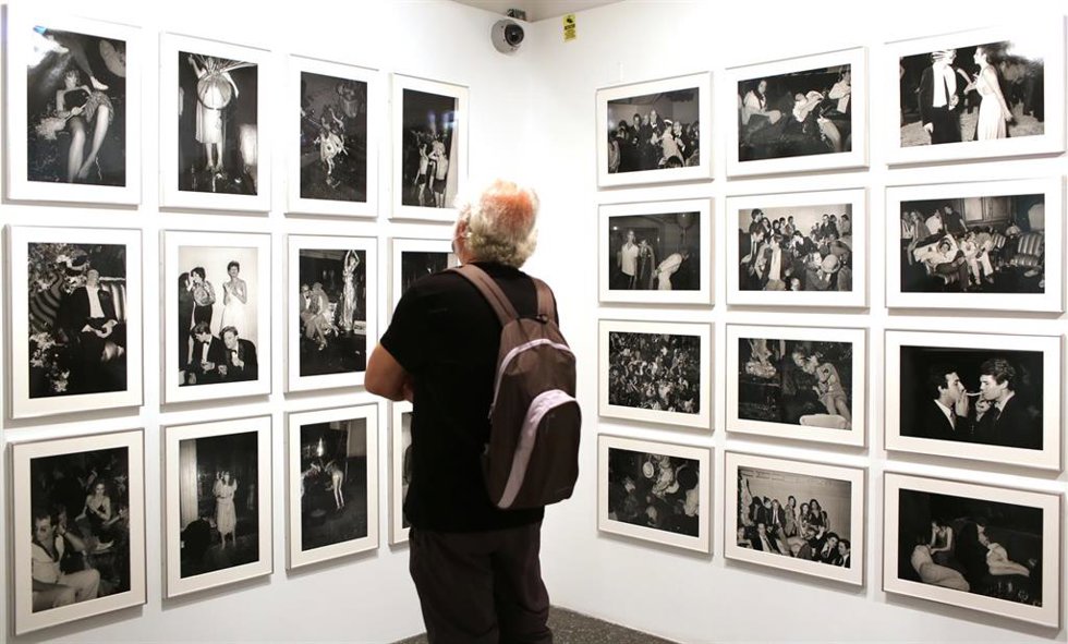 Archivo - Un hombre observa las fotografías retratadas por "Timm Rautert y Tod Papageorge en el Crazy Horse y Studio 54", en el contexto de la exposición 'Eventos de lo social. Retrato e imaginario colectivo. Fotografía africana en The Walther Collectio