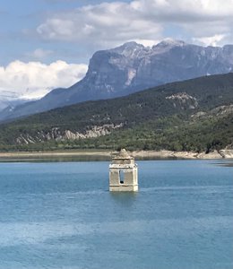 Archivo - El embalse de Mediano con la torre de la iglesia asomando entre el agua