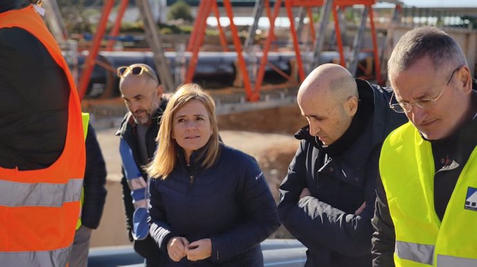 La delegada del Govern a la Comunitat Valenciana, Pilar Bernabé, junt amb el president de la Confederació Hidrogràfica del Xúquer (CHX), Miguel Ángel Polo, ha visitat este matí les obres d'emergència que es realitzen en el canal Xúquer-Turia,