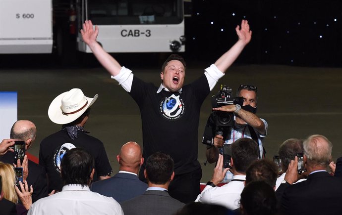 Archivo - FILED - 30 May 2020, US, Cape Canaveral: SpaceX CEO Elon Musk celebrates the successful launch of a Falcon 9 rocket with the Crew Dragon spacecraft from pad 39A at the Kennedy Space Center during a post launch event at NASA's Vehicle Assembly Bu