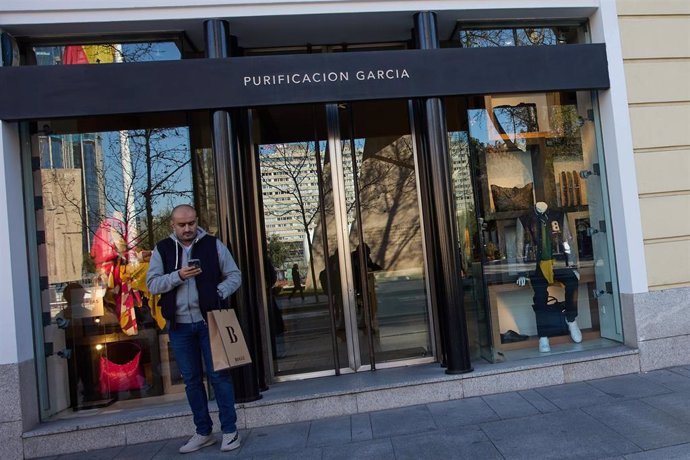 Archivo - Fachada y escaparates de la tienda Purificación García, una de las marcas de Textil Lonia. 