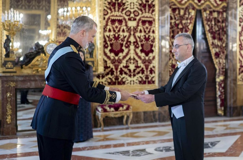 Archivo - El Rey Felipe VI(i) recibe la carta credencial del embajador de la República de Chipre, Michalis Ioannou(d), a 11 de noviembre de 2024, en Madrid