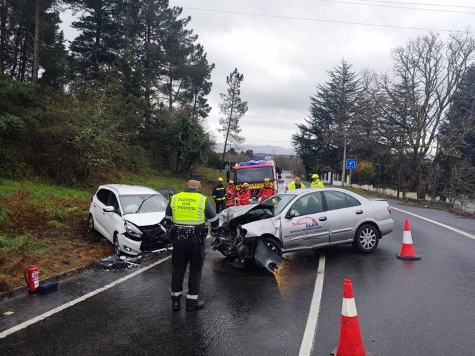 Choque entre dos turismos en Pereiro de Aguiar (Ourense)