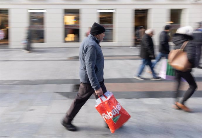 Varias personas con bolsas durante las rebajas de enero.