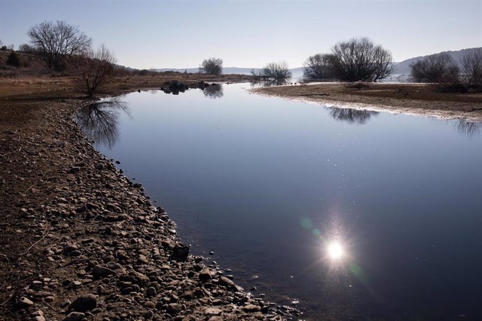 Archivo - Imagen de recurso de la orilla de un embalse.