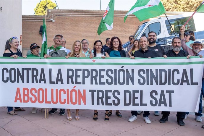 Concentración del SAT en apoyo a los tres sindicalistas a las puertas de los juzgados de Granada