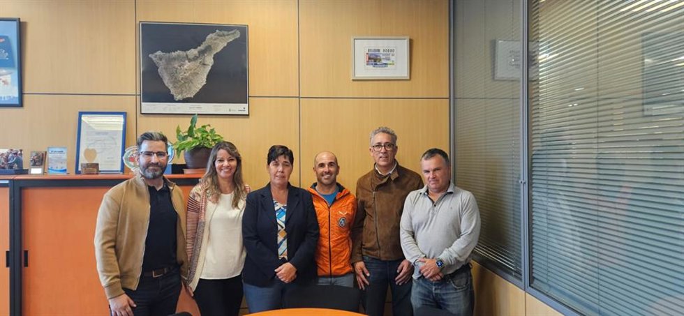 La consejera de Medio Natural del Cabildo de Tenerife, Blanca Pérez (c), en una reunión con empresas de turismo activo para analizar el acceso al Teide en condiciones de hielo y nieve
