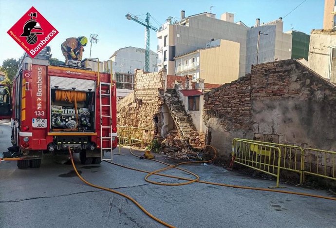 Los bomberos extinguen un incendio en una vivienda abandonada en Dénia