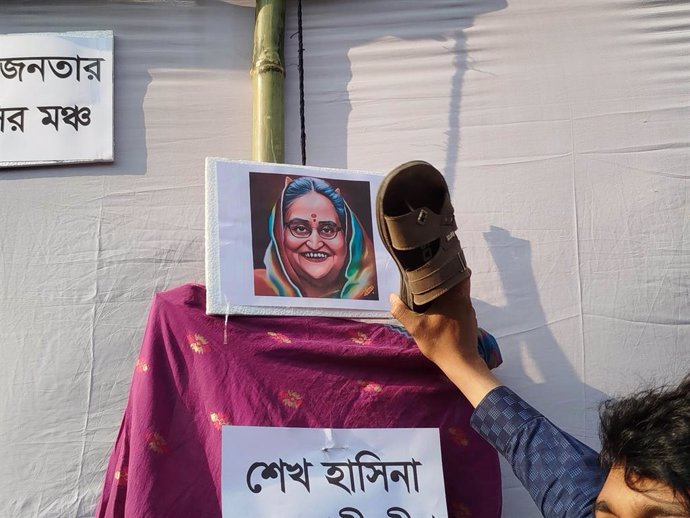 Archivo - November 5, 2024, Dhaka, Bangladesh: People protest against fascism by throwing shoes in Former Prime Minister Sheikh Hasina's picture at Dhaka University.