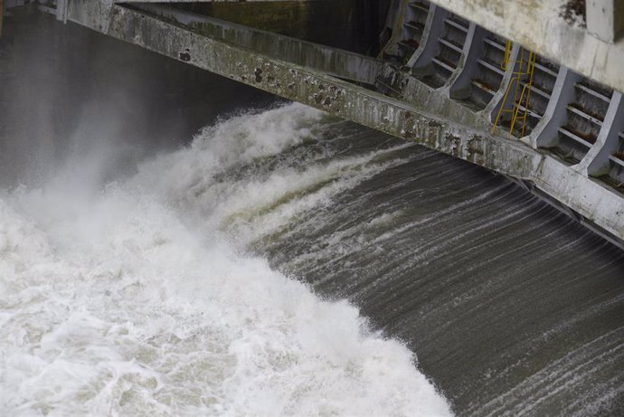 Archivo - El embalse de Velle liberando agua del río Miño, a 4 de noviembre de 2023, en Ourense, Galicia (España). La borrasca Domingos ha dejado en la provincia de Ourense 32 incidencias, entre las que se encuentran la caída de árboles, desprendimientos 