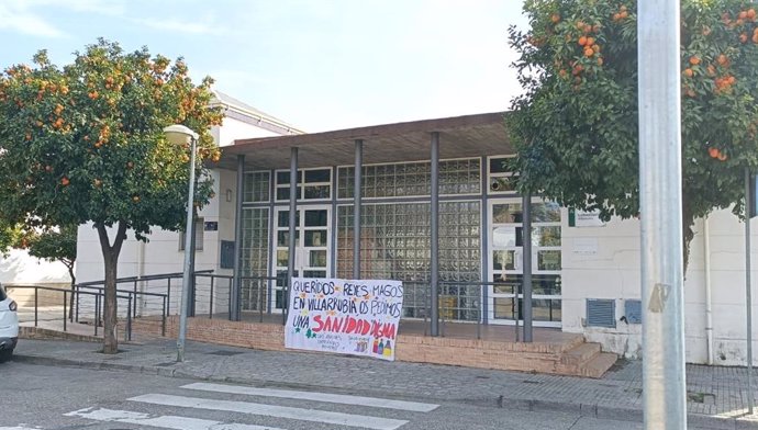 Pancarta en el exterior del consultorio de Villarrubia.