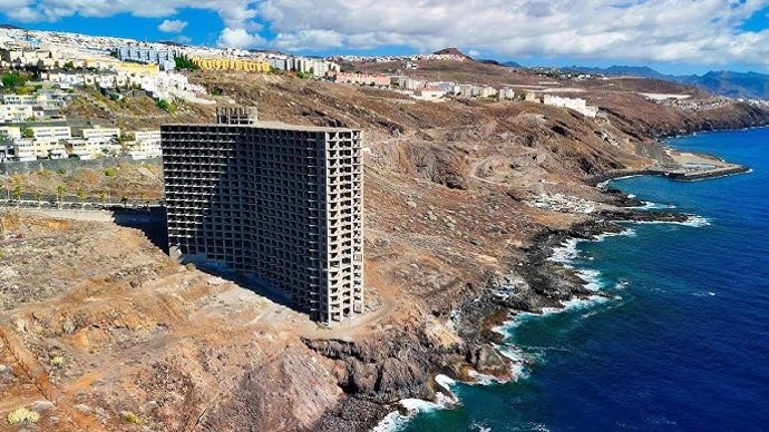 Hotel abandonado en el litoral de Añaza