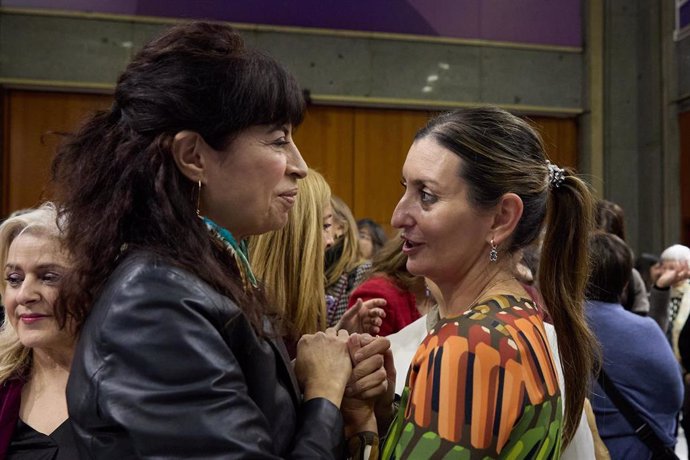 La ministra de Igualdad, Ana Redondo (i), y la directora general de FSG, Sara Giménez (d), durante el XX aniversario de la Ley de Medidas de Protección Integral contra la Violencia de Género, a 27 de diciembre de 2024, en Madrid (España). 