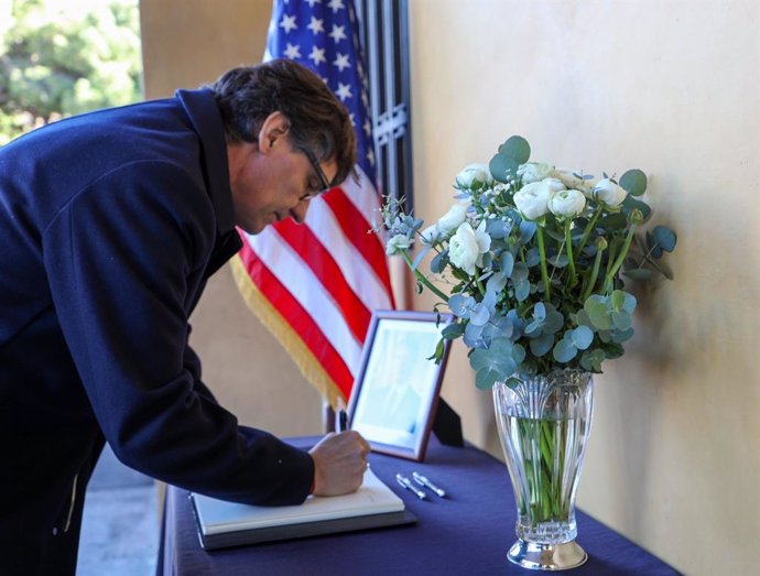 El presidente de la Generalitat de Catalunya, Salvador Illa, firma en el libro de condolencias por el expresidente de Estados Unidos Jimmy Carter en el Consulado de Estados Unidos en Barcelona