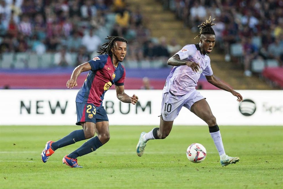 Archivo - Nico Williams of Athletic Club de Bilbao and Jule Kounde of FC Barcelona competes for the ball during the Spanish league, La Liga EA Sports, football match played between FC Barcelona and Athletic Club de Bilbao at Estadio Olimpico de Montjuic