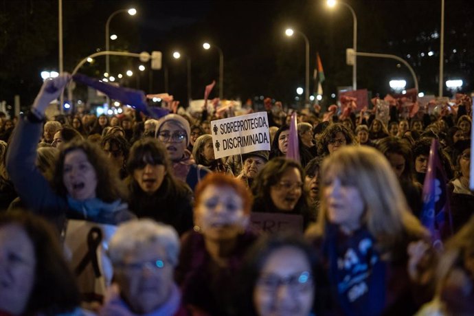 Archivo - Decenas de personas durante la manifestación organizada por la Comisión 8M con motivo del 25N y bajo el lema "Juntas, el miedo cambia de bando", desde Atocha hasta la calle Alcalá, a 25 de noviembre de 2024, en Madrid (España). 