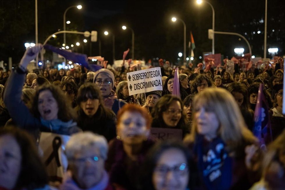 Archivo - Decenas de personas durante la manifestación organizada por la Comisión 8M con motivo del 25N y bajo el lema "Juntas, el miedo cambia de bando", desde Atocha hasta la calle Alcalá, a 25 de noviembre de 2024, en Madrid (España).