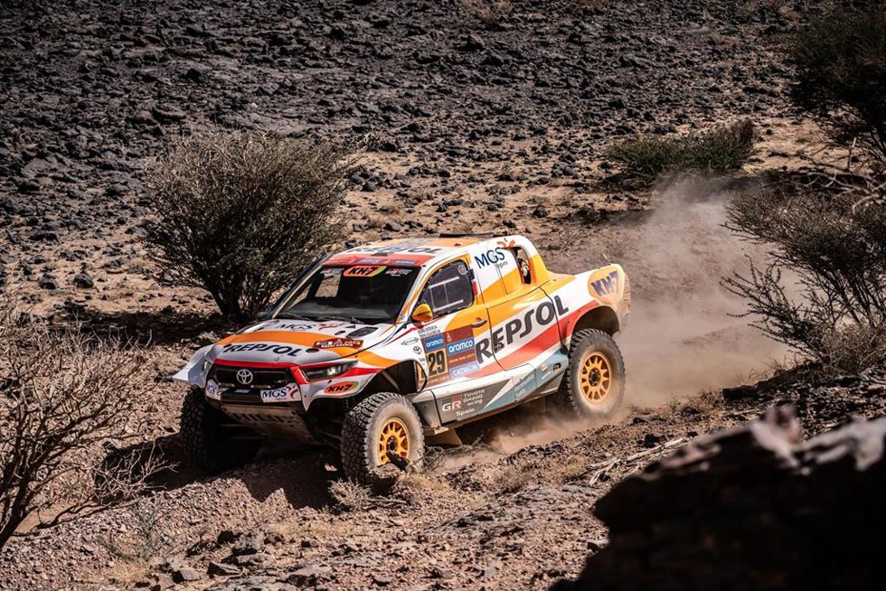 Isidre Esteve y Txema Villalobos, con su Toyota Hilux T1+ durante el Dakar 2025.