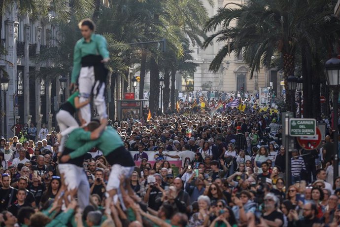 Archivo - Manifestación que conmemora la diada del 25 de abril, organizada por Acció Cultural del País Valencià (ACPV), en València en 2023.