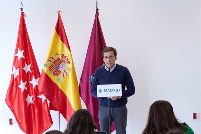 El alcalde de Madrid, José Luis Martínez-Almeida, atiende a los medios durante la inauguración de Los Cantiles, en el Parque Tecnológico de Valdemingómez, a 7 de enero de 2024, en Madrid (España). La nueva planta está destinada exclusivamente al tratamien