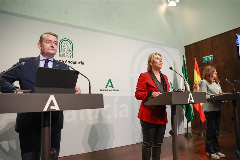 El consejero de la Presidencia, Interior, Diálogo Social y Simplificación Administrativa, Antonio Sanz; la consejera de Economía, Hacienda y Fondos Europeos y portavoz del Gobierno, CarolinaEspaña (c); y la consejera de Desarrollo Educativo y Formación