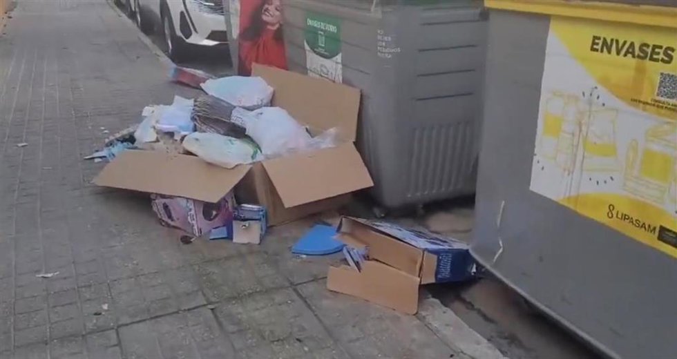 Imagen proporcionada por el PSOE de basura en el Polígono Norte