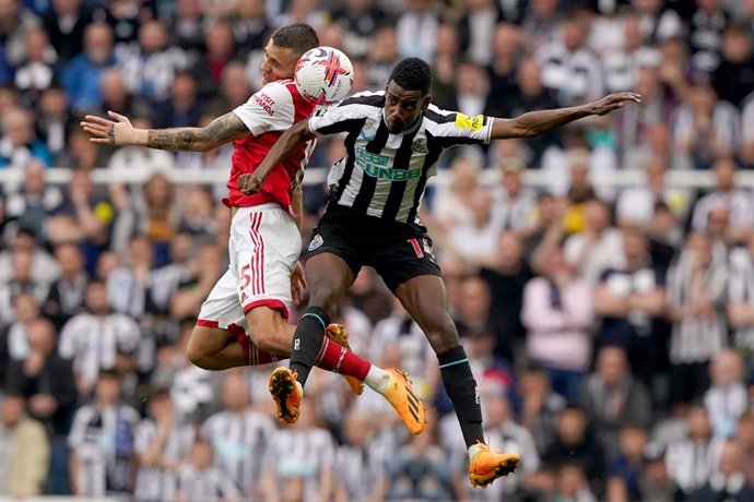 Archivo - FILED - 07 May 2023, United Kingdom, Newcastle Upon Tyne: Newcastle United's Alexander Isak (R) and Arsenal's Jakub Kiwior battle for the ball during the English Premier League soccer match between Newcastle United and Arsenal at St. James' Park