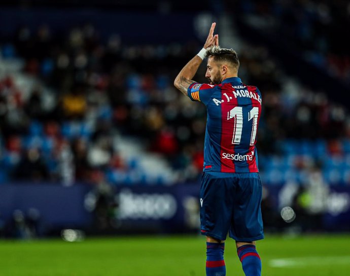 Archivo - Jose Luis Morales of Levante UD gestures during the Santander League match between Levante UD and CA Osasuna at the Ciutat de Valencia Stadium on December 5, 2021, in Valencia, Spain.