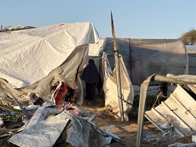 Vista de una zona de tiendas destruidas por el Ejército israelí en Jan Yunis, Gaza