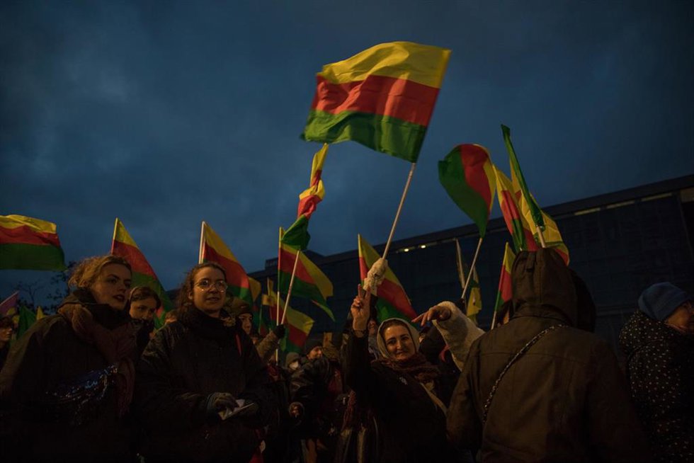 Archivo - Bandera de Rojava, utilizada comúnmente por los kurdos de Siria, en una manifestación en Alemania