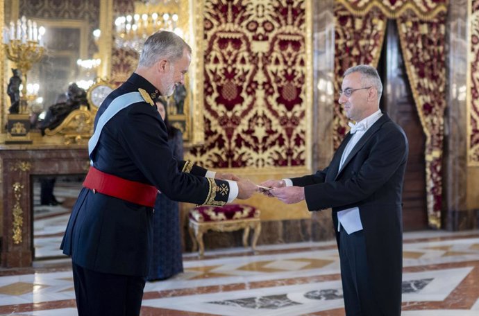 Archivo - El Rey Felipe VI(i) recibe la carta credencial del embajador de la República de Chipre, Michalis Ioannou(d), a 11 de noviembre de 2024, en Madrid (España). El Rey recibe hoy las cartas credenciales de seis nuevos embajadores en la tradicional ce