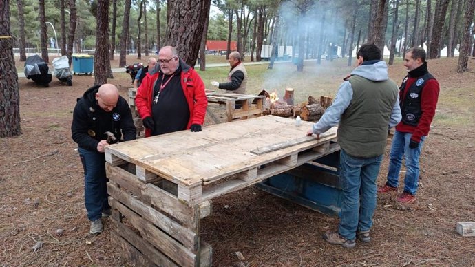 Imagen de algunos de los primeros acampados en Cantalejo para participar en La Leyenda 2025