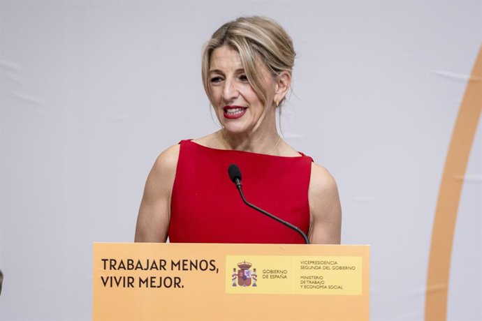 La vicepresidenta segunda y ministra de Trabajo, Yolanda Díaz, ofrece una rueda de prensa tras la firma del acuerdo para la reducción de la jornada laboral, en el Ministerio de Trabajo y Economía Social, a 20 de diciembre de 2024, en Madrid (España).