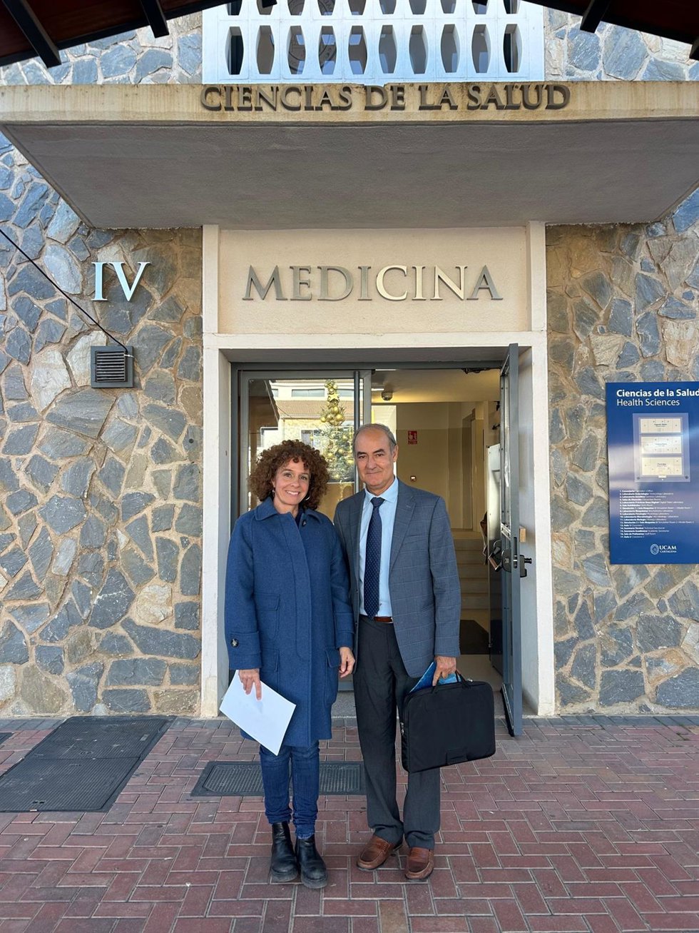 Los investigadores de la UCAM María del Mar Martínez y Fernando Vidal Vanaclocha en el campus de Cartagena de la Universidad Católica.