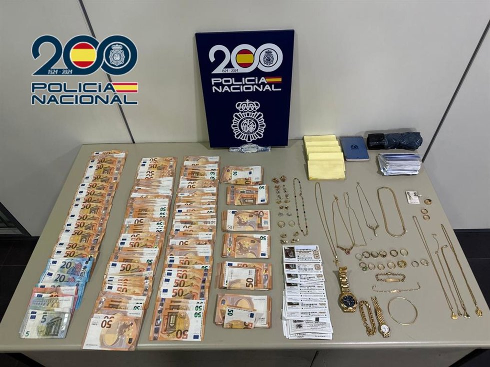Material y dinero intervenido en la operación policial