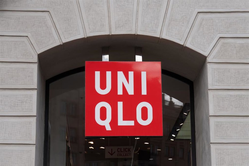 Archivo - Letrero de la tienda Uniqlo en el Paseo de Gracia en Barcelona, a 15 de enero de 2024, en Barcelona, Catalunya (España). Según los datos recabados por la consultora Savills, el paseo de Grcia es la calle más cara de España por estar llena de 