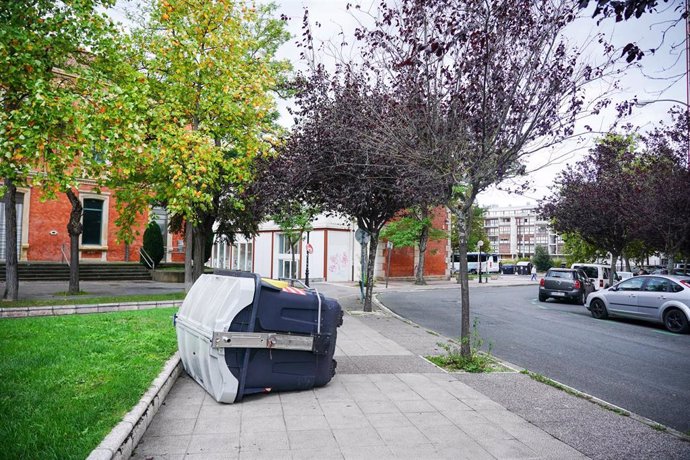 Archivo - Un contenedor volcado a causa del viento provocado por la borrasca Kirk, a 9 de octubre de 2024