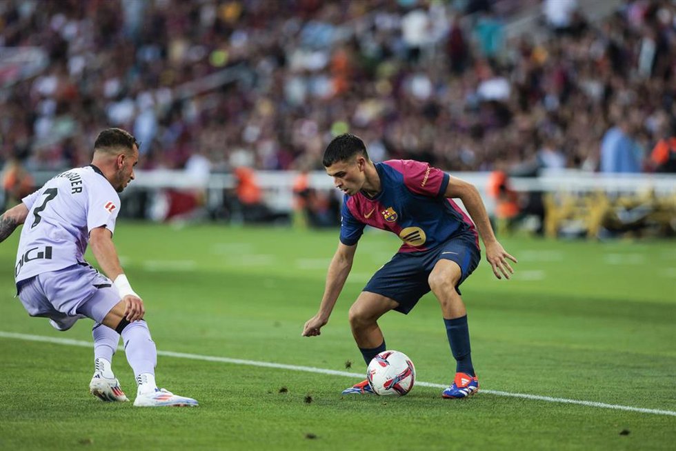 Archivo - El jugador del FC Barcelona Pedri González en una acción con Álex Berenguer, jugador del Athletic Club.