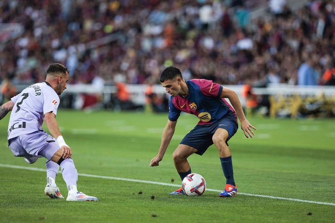 Archivo - Pedro Gonzalez 'Pedri' of FC Barcelona and Alex Berenguer of Athletic Club de Bilbao competes for the ball during the Spanish league, La Liga EA Sports, football match played between FC Barcelona and Athletic Club de Bilbao at Estadio Olimpico d