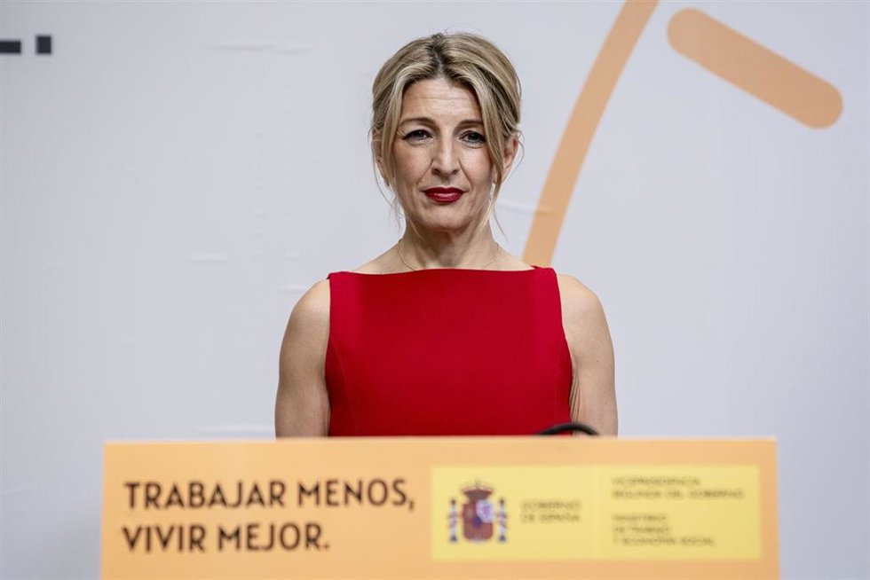La vicepresidenta segunda, Yolanda Díaz, ofrece una rueda de prensa tras la firma del acuerdo para la reducción de la jornada laboral, en el Ministerio de Trabajo y Economía Social, a 20 de diciembre de 2024, en Madrid (España).