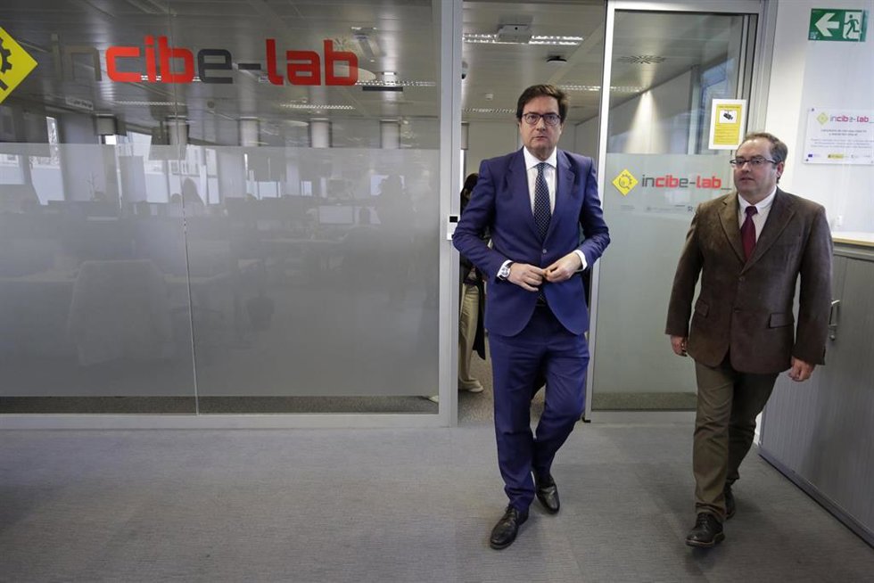 El ministro de Transformación Digital, Óscar López (i), durante la presentación del informe sobre seguridad en juguetes conectados, en la sede del Incibe, a 13 de diciembre de 2024, en León, Castilla y León (España). Óscar López ha presentado en el Inst