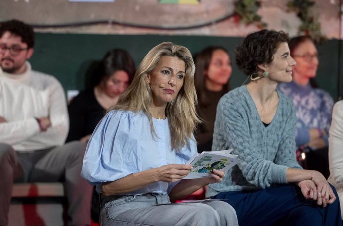 La vicepresidenta segunda (1d) Yolanda Díaz y la secretaria de Estado de Derechos Sociales, Rosa Martínez (1i), durante el acto público de Sumar, a 18 de diciembre de 2024, en Madrid (España).