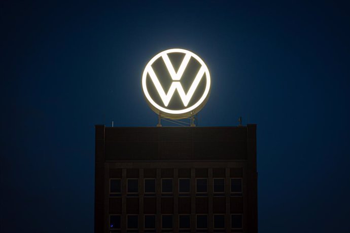 Archivo - 04 September 2024, Lower Saxony, Wolfsburg: The VW logo shines on the roof of the brand tower at Volkswagen's main plant in the early morning. 