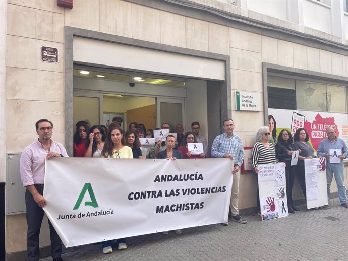 Imagen de archivo de un minuto de silencio de la Junta por una mujer asesinada por violencia machista en 2024.