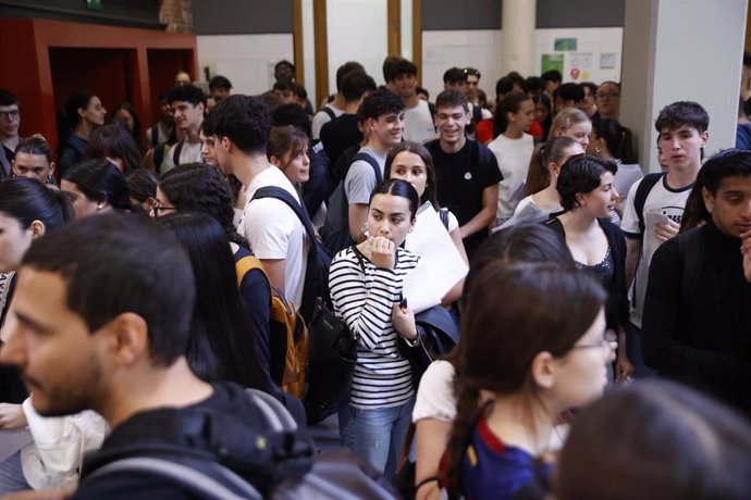 Archivo - Estudiantes en el Campus Ciutadella de la UPF de Barcelona,