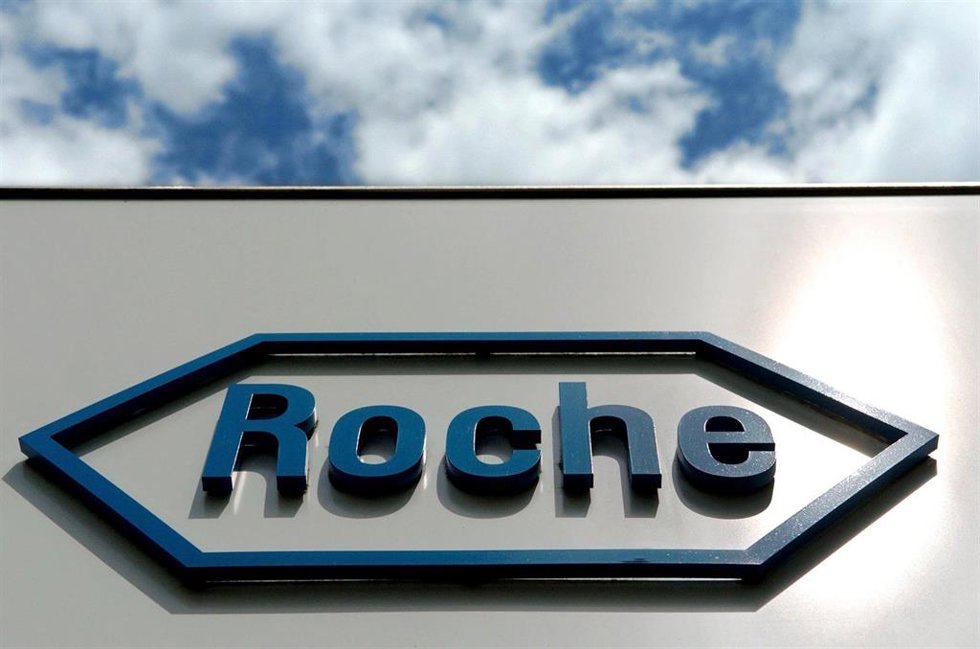 Archivo - FILED - 20 July 2004, Bavaria, Penzberg: The logo of the Swiss pharmaceutical company Roche is seen at the entrance of the plant in Penzberg near Bad Toelz. Swiss healthcare giant Roche is set to acquire US-based Poseida Therapeutics in a deal