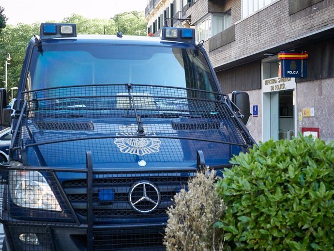 Archivo - Una furgoneta de policía aparece aparcada frente a una comisaría de la Policía Nacional durante el día 54 del estado de alarma en Pamplona / Navarra (España), a 7 de mayo de 2020.